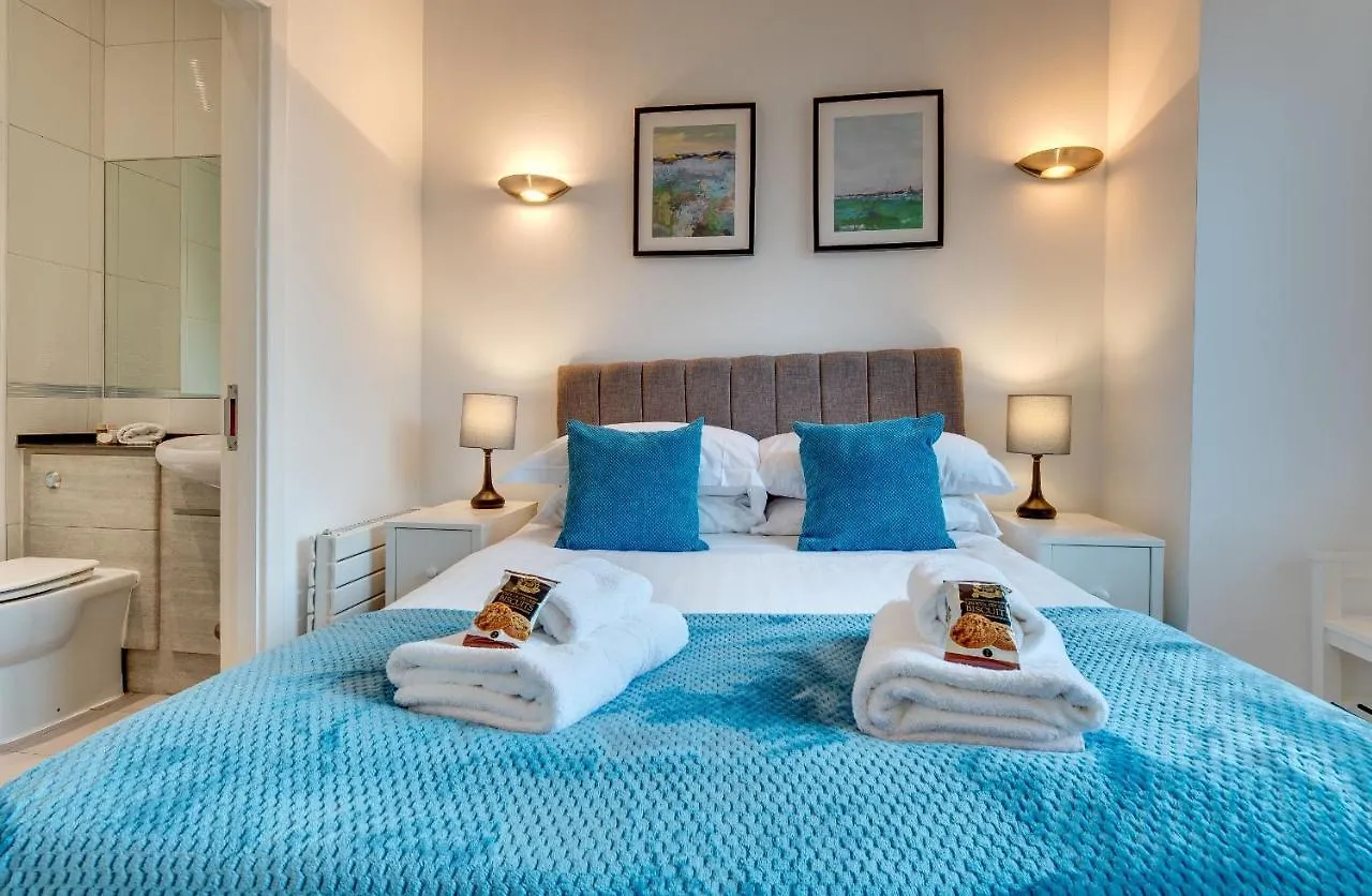 Crown Apartments 1C By Week2Week Newcastle upon Tyne